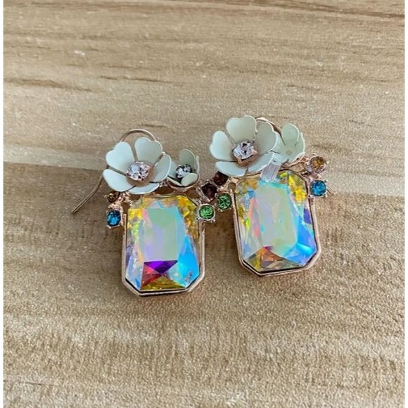 STUNNING! Gold White Flower Aurora Emerald Cut Earrings - Picture 7 of 7